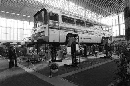 RAI autovak 1979 bus in zogenaamde wielgreeplift, Bestanddeelnr 930-1871
