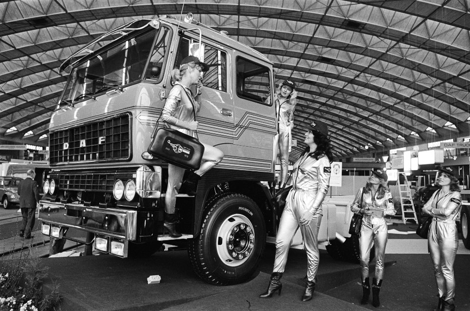 RAI tentoonstelling bedrijfsautos nieuw DAF-truck met DAF meisjes, Bestanddeelnr 929-5640