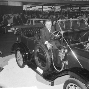 RAI geopend, minister mr. J. van Aartsen in een studebaker uit 1910 bij de openi, Bestanddeelnr 917-4451