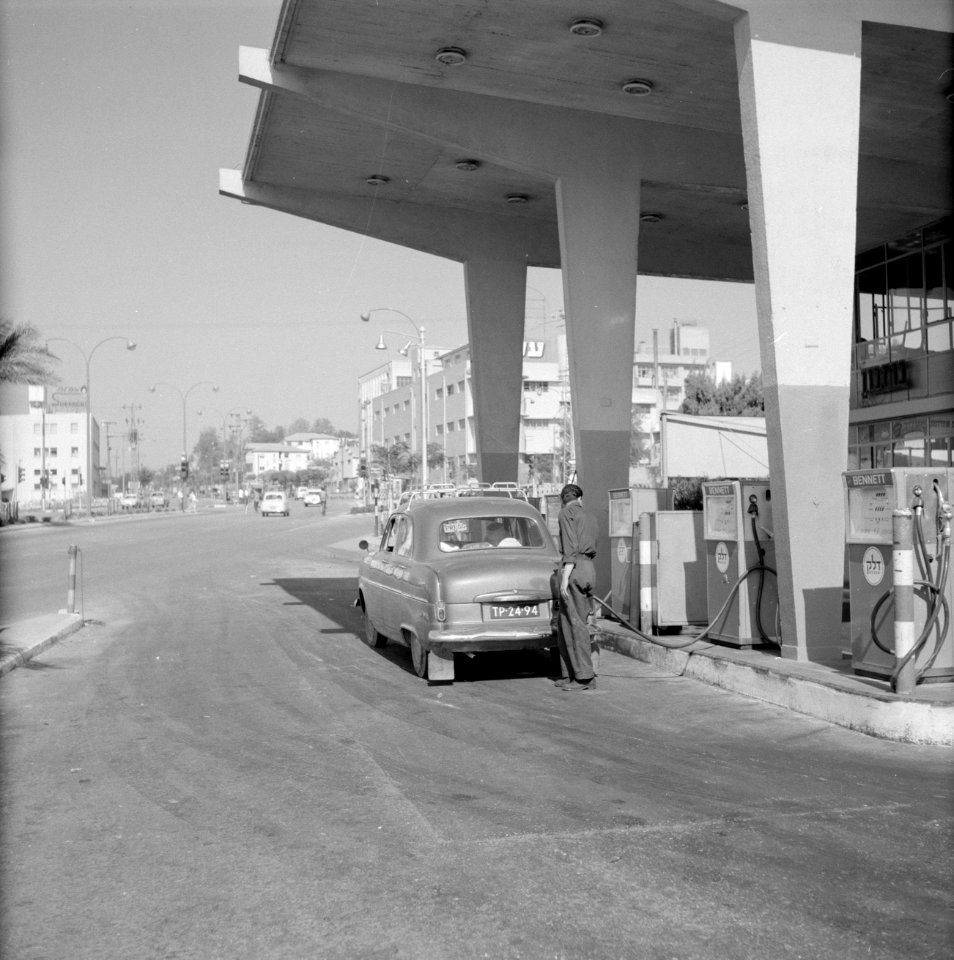 Ramat Gan Stadsgezicht met tankstation met benzinepompen van het merk Bennett, Bestanddeelnr 255-3808