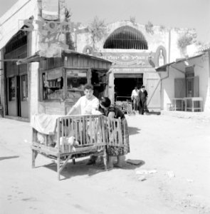 Ramle. Straatbeeld met winkels en winkelend publiek. Op de voorgrond een houten , Bestanddeelnr 255-3872
