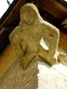 Raillicourt (Ardennes) église, sculpture sous le toit