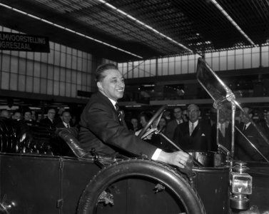 RAI geopend, minister J. van Aartsen in auto, Bestanddeelnr 917-4459