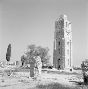 Ramle Ruines van de Witte Moskee met zicht op de Witte Toren die gotische kenme, Bestanddeelnr 255-3859