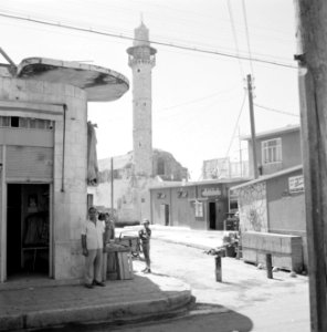 Ramle Straatbeeld met winkels en de Grote Moskee met minaret, Bestanddeelnr 255-3873