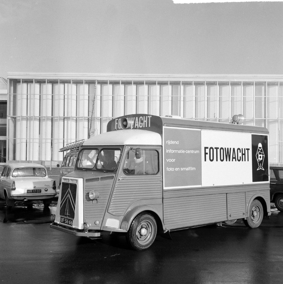 RAI autotentoonstelling, auto Fotowacht, Bestanddeelnr 917-4383