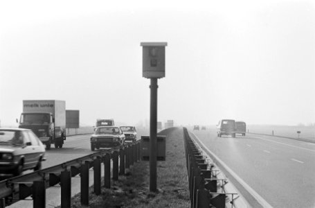 Radarpaal op rijksweg Amsterdam Den Haag voor het betrappen van te snelle automo, Bestanddeelnr 927-7329