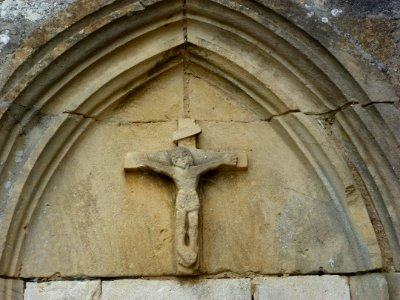 Raillicourt (Ardennes) église, croix sculptée à l'extérieur