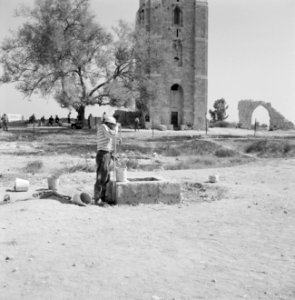 Ramle. Ruines van de Witte Moskee en de Witte Toren. Een man is bezig water te p, Bestanddeelnr 255-3862