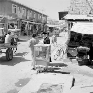 Ramle Straatbeeld met winkels en winkelend publiek, waaronder een rabbijn Rech, Bestanddeelnr 255-3869