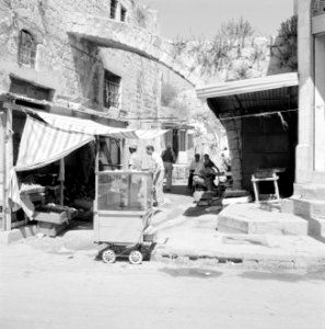 Ramle. Straatbeeld met winkels en winkelend publiek. Een groente- en fruitzaak i, Bestanddeelnr 255-3871