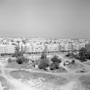 Ramat Goan Gezicht over de stad vanaf een heuvel Op de voorgrond een aantal ke, Bestanddeelnr 255-3837