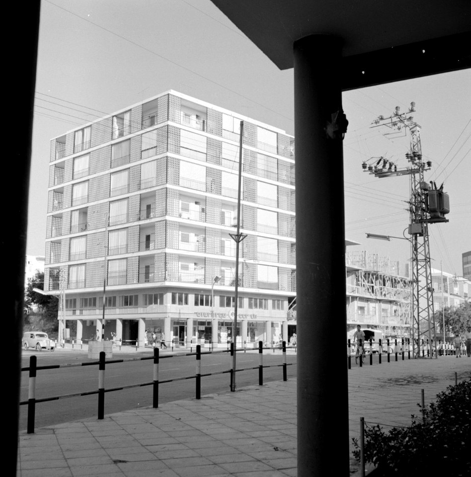 Ramat Goan Flatgebouw boven een filiaal van de winkelketen Supersol met rechts , Bestanddeelnr 255-3826