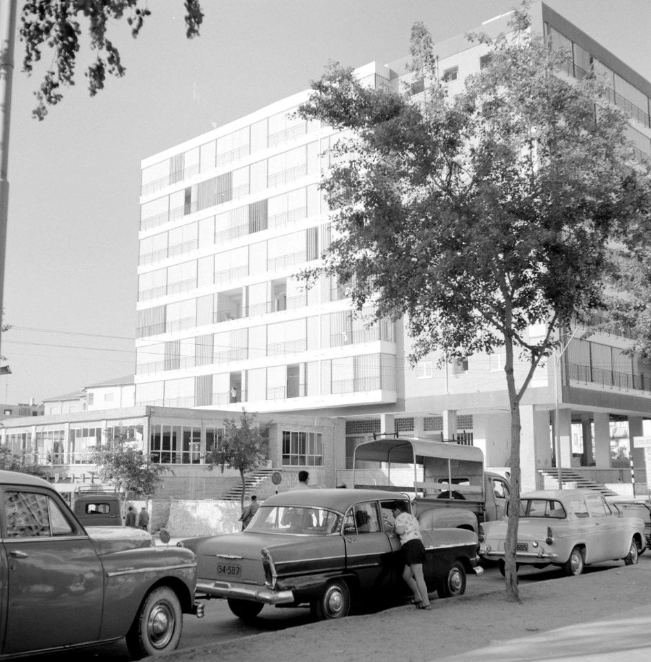 Ramat Goan Flatgebouw boven een filiaal van de winkelketen Superso Op de voorg, Bestanddeelnr 255-3824