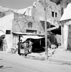 Ramle. Straatbeeld met winkels en winkelend publiek, waaronder een rabbijn. Een , Bestanddeelnr 255-3870