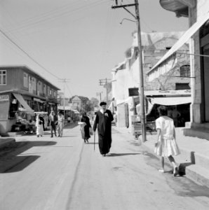 Ramle Straatbeeld met winkels en winkelend publiek, waaronder een rabbijn Lan, Bestanddeelnr 255-3867