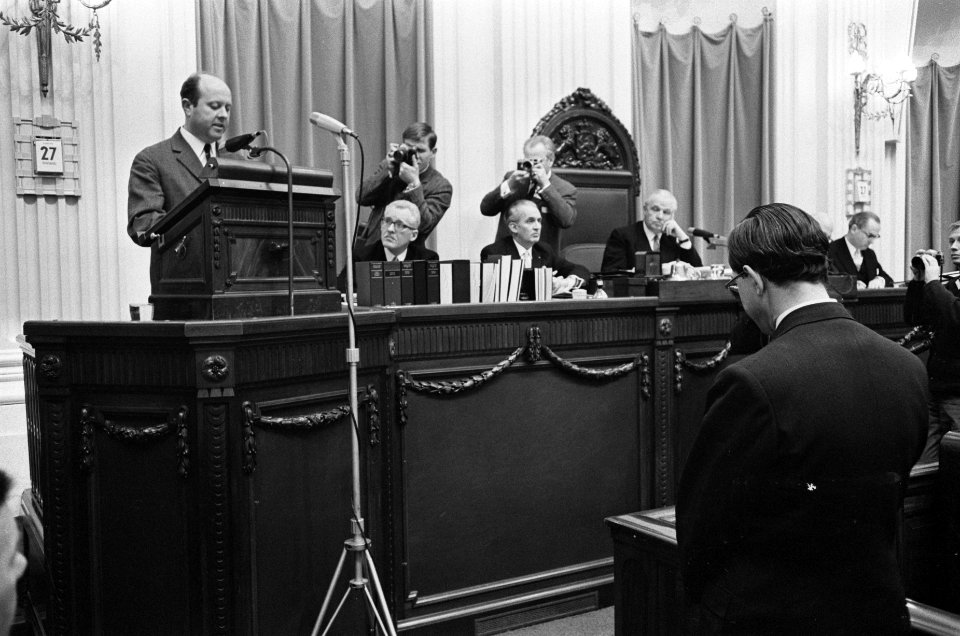 Radicalen uit KVP-fractie. Drs. P. Janssen legt verklaring af, Aarden luistert, Bestanddeelnr 921-1188