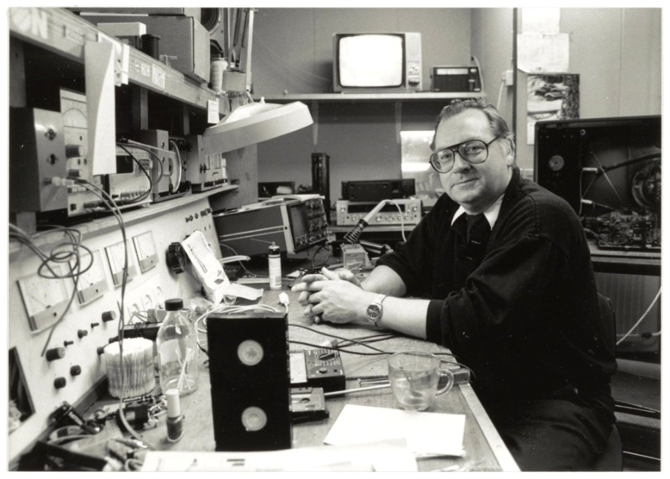 Radio Kleinhout in de Kleine Houtstraat. Foto Eigenaar de heer H. ten Hove. NL-HlmNHA 54034142