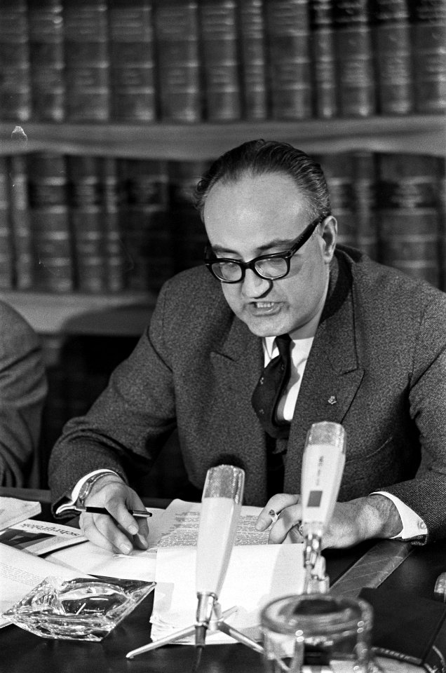 Radicalen uit KVP-fractie. Persconferentie radicalen. Drs. Bogaers, Bestanddeelnr 921-1183