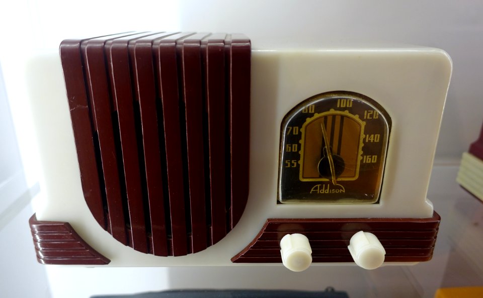 Radio, Model 52A, Addison Industries, Toronto, Canada, 1940, Catalin case - Museum für Angewandte Kunst Köln - Cologne, Germany - DSC09451