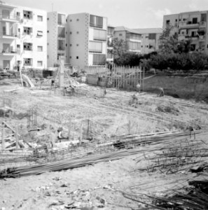 Ramat Goan Bouwvakkers op een bouwplaats Om het terrein opslag van bouwmateria, Bestanddeelnr 255-3832 photo