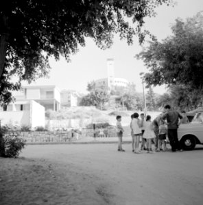 Ramat Goan. Bungalows gebouwd tegen een heuvel met op de achtergrond een waterto, Bestanddeelnr 255-3818 photo