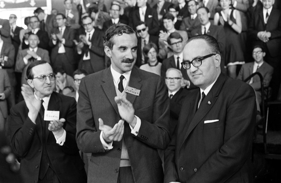 Radicalen PRR vergaderen in Dronten. Drs. Bogaers na zijn rede, met partijgenote, Bestanddeelnr 921-2916