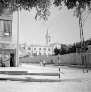Ramle Straatbeeld met het Franciscaanse St Nicodemus Hospice met de St Joseph, Bestanddeelnr 255-3874