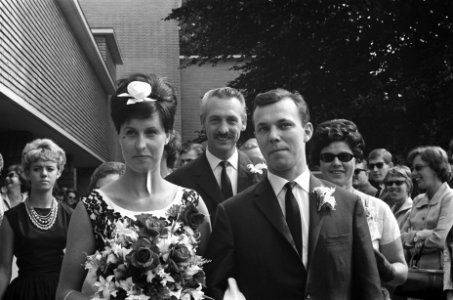 Radio en TV-huwelijk te Hilversum, omroeper Aad Bos met Dolf van der Linden en A, Bestanddeelnr 914-2489