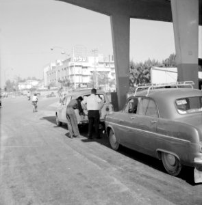 Ramat Gan. Stadsgezicht met auto's bij een tankstation. Op de achterruit van de , Bestanddeelnr 255-3809