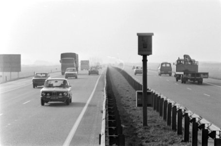 Radarpaal op rijksweg Amsterdam Den Haag voor het betrappen van te snelle automo, Bestanddeelnr 927-7328