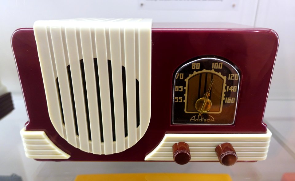 Radio, Model 52A, Addison Industries, Toronto, Canada, 1940, Catalin case - Museum für Angewandte Kunst Köln - Cologne, Germany - DSC09450