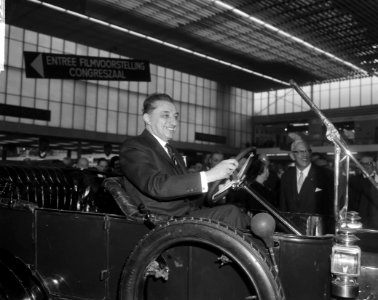 RAI geopend, minister J. van Aartsen in auto, Bestanddeelnr 917-4458