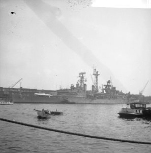 Rakettenkruiser in Amsterdam, het afmeren aan de Javakade, Bestanddeelnr 916-5849