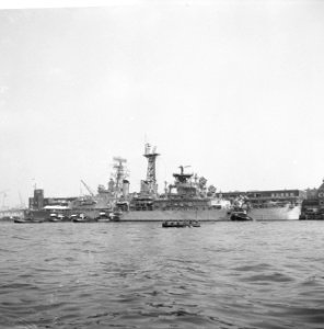 Rakettenkruiser in Amsterdam, het afmeren aan de Javakade, Bestanddeelnr 916-5850