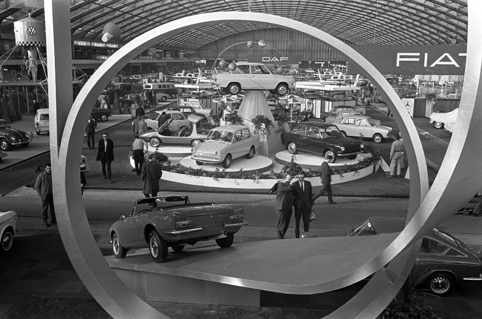 RAI autotentoonstelling, overzicht van de grote zaal, Bestanddeelnr 920-0813