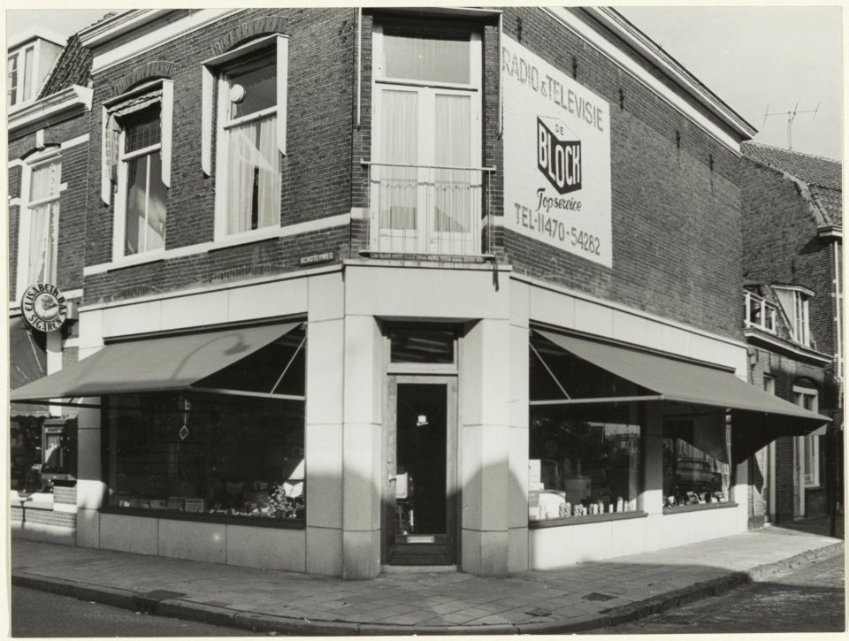 Radio en tv-winkel van E. de Block aan de Schoterweg 44. NL-HlmNHA 54005615