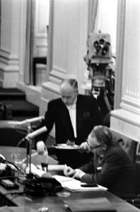 Radio en televisie in Tweede Kamer , minister Vrolijk krijgt een glas water, Bestanddeelnr 917-9384