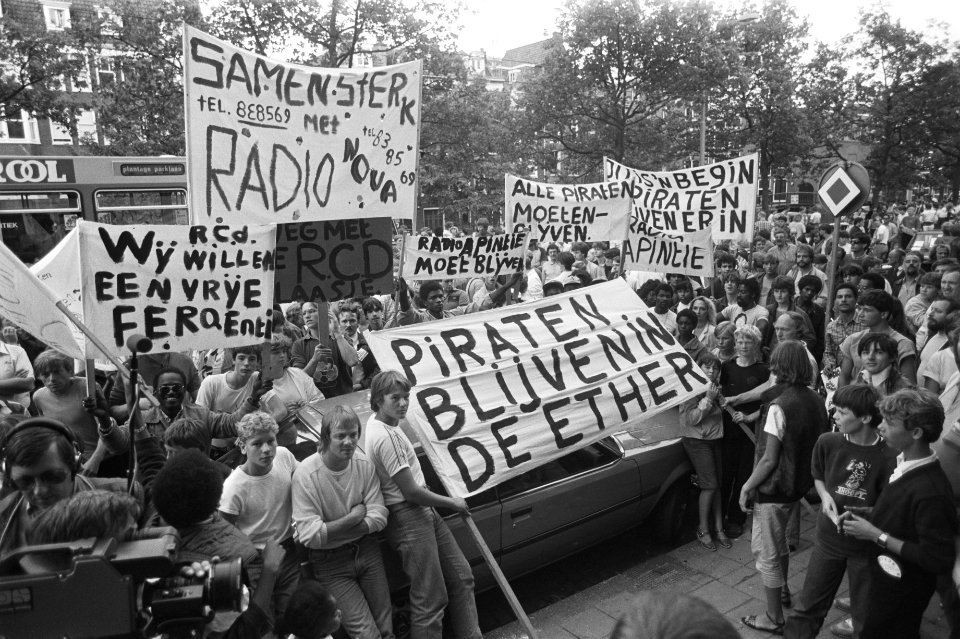 Radio en TV-piraten demonstreren in Amsterdam tegen aktie van de RCD piraten on, Bestanddeelnr 932-2781