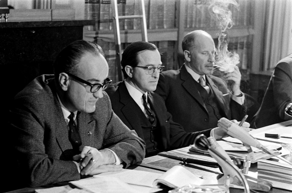 Radicalen uit KVP-fractie. Persconferentie radicalen. Vlnr. Bogaers, Aarden, Va…, Bestanddeelnr 921-1178