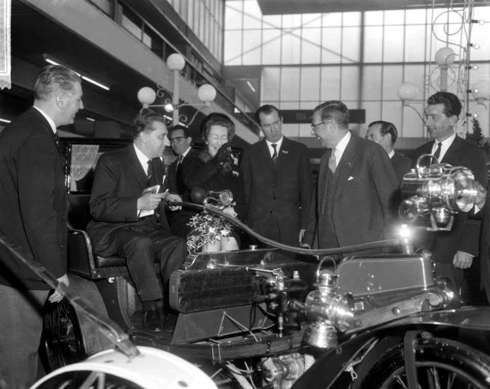 RAI geopend, minister Van Aartsen en echtgenote in een La Fet uit 1900 rechts bu, Bestanddeelnr 917-4454