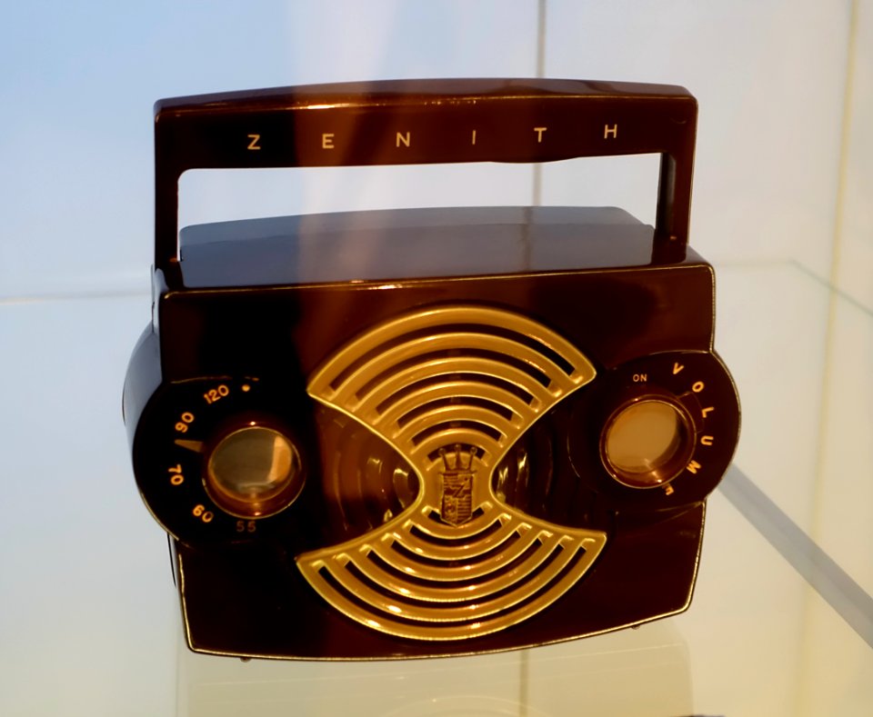 Radio, Model K 412 R, Zenith Radio Corporation, Chicago, 1952-1953, Bakelite case - Museum für Angewandte Kunst Köln - Cologne, Germany - DSC09645