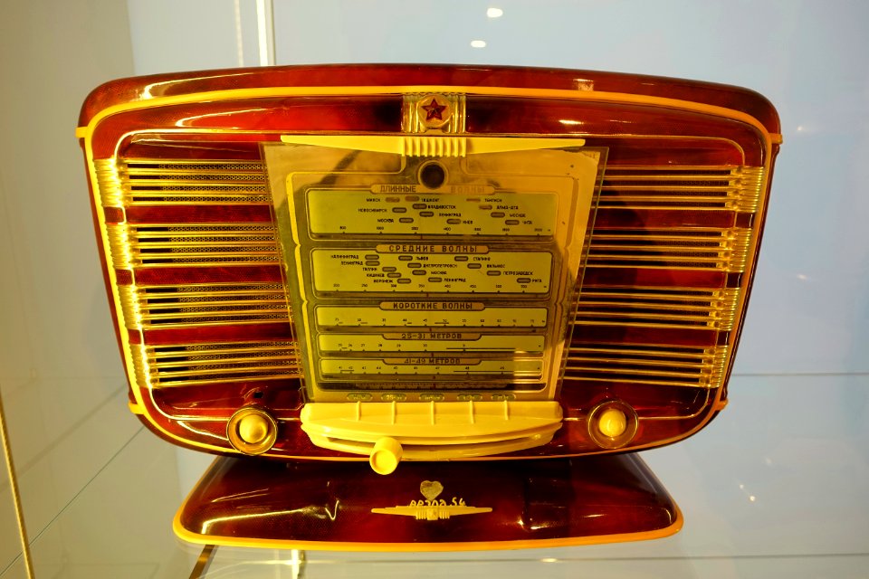 Radio, Model 54, Red Star (Zvezda), USSR, 1954, case made from sheet metal and plastic - Museum für Angewandte Kunst Köln - Cologne, Germany - DSC09648
