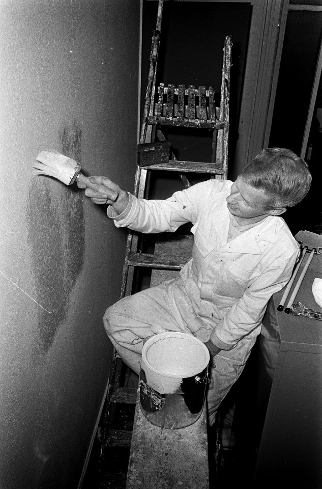 Radio Caroline in Amsterdam. Schilder bezig interieur aan het verven, Bestanddeelnr 920-6059