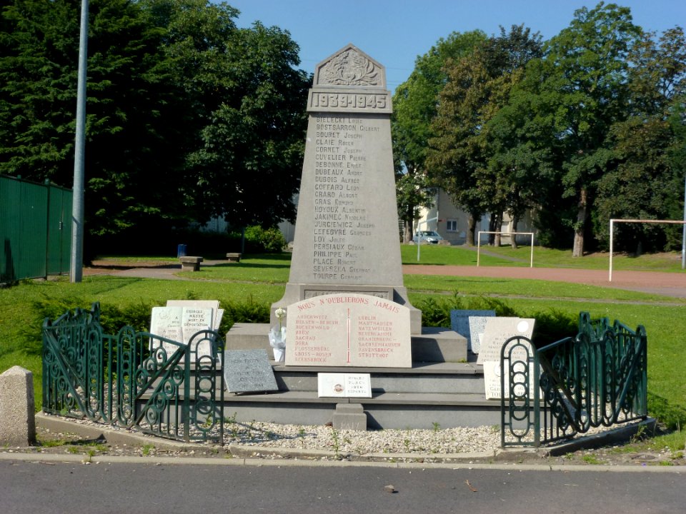Raismes (Nord, Fr) monument aux morts