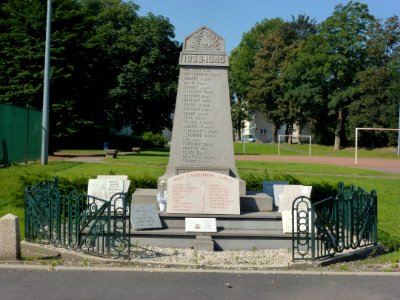 Raismes (Nord, Fr) monument aux morts