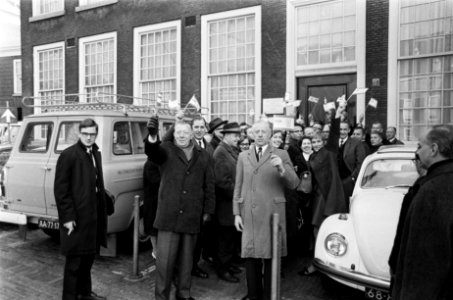 Radicalen uit KVP-fractie. Voor ingang Tweede Kamer drukte, Bestanddeelnr 921-1192
