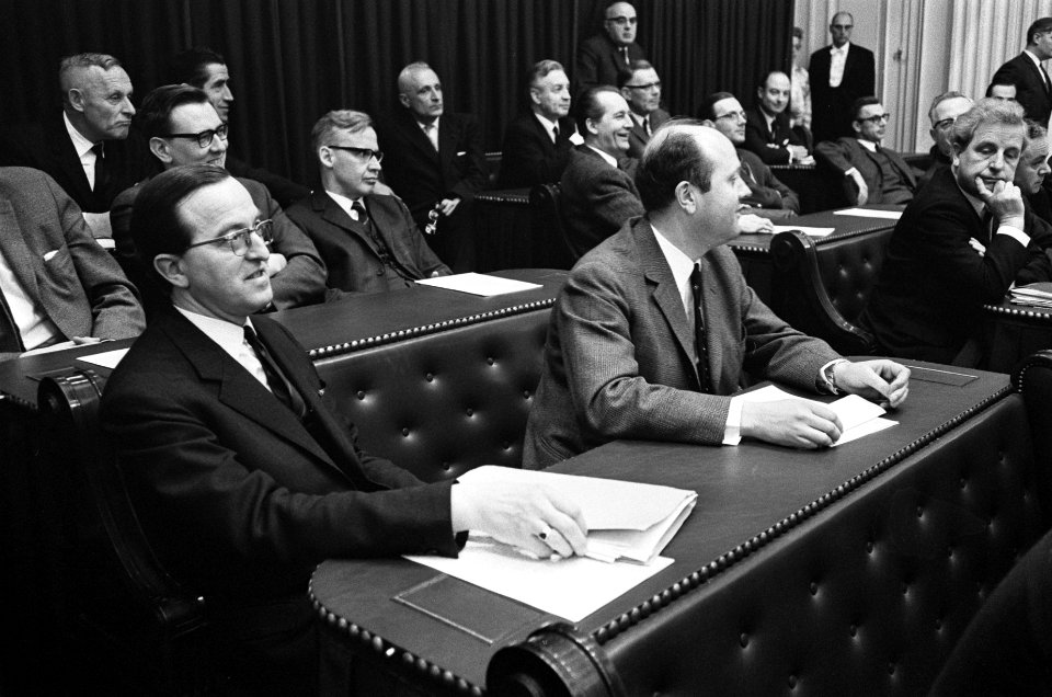 Radicalen uit KVP-fractie. De radicalen Aarden (links) en Janssen in bank Tweed…, Bestanddeelnr 921-1190