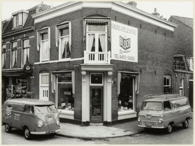 Radio en tv-winkel van E. de Block aan de Schoterweg 44. NL-HlmNHA 54004077