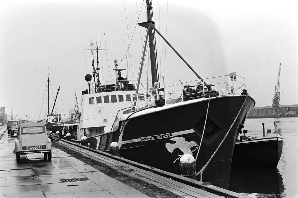 Rainbow Warrior van aktiegroep Greenpeace voor vertrek naar New Foundland in Amsterdamse haven, de Rainbow Warrior in de Amsterdamse haven, Bestanddeelnr 931-3513